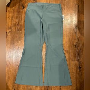 Old Navy very light weight super flare yoga pants. Size xl petite